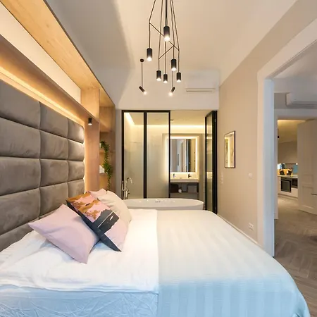 Luxe 3bed 3bath Steps To New York Cafe & Szimpla Kert דירה בודפשט