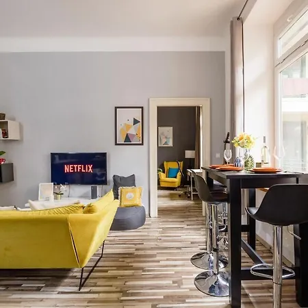 Charm In Bustling 7th District Apartment *