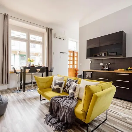 Charm In Bustling 7th District Apartment *