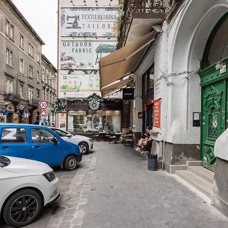 Charm In Bustling 7th District *