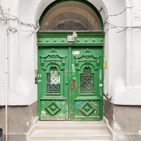 Apartment Charm In Bustling 7th District