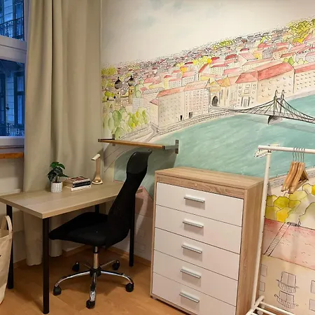 Apartment Charm In Bustling 7th District *