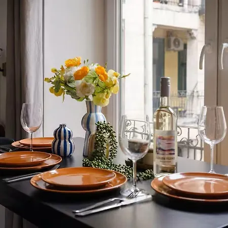 Apartment Charm In Bustling 7th District *