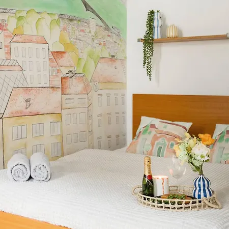 Charm In Bustling 7th District Apartment