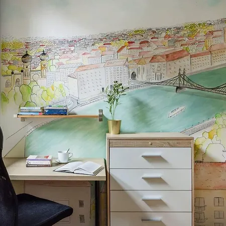 Apartment Charm In Bustling 7th District *