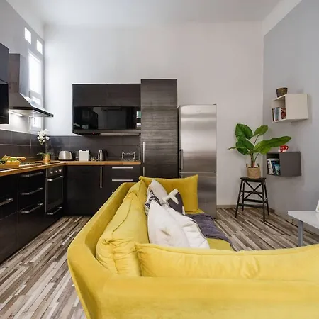 Charm In Bustling 7th District * 부다페스트